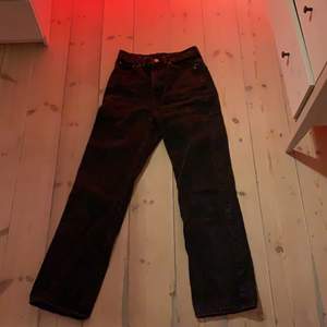 Ett par supersnygga raka jeans i storlek ca 36-38, väldigt bra skick