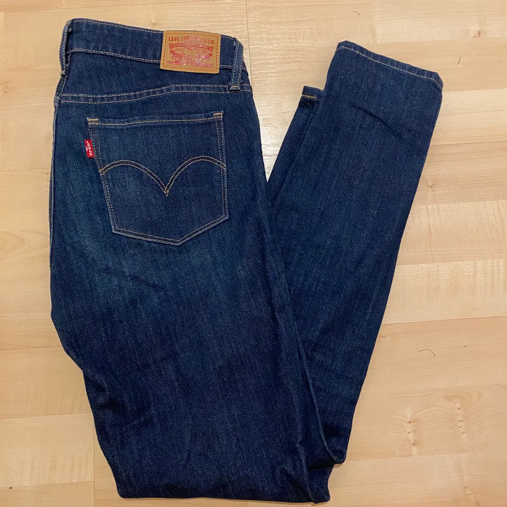 Säljer dessa oanvända Levis jeans i storlek W27 L28! Modellen heter ”711 skinny”! Köptes i USA och endast testade så skicket är som nytt! Säljer dem för 120kr!. Jeans & Byxor.