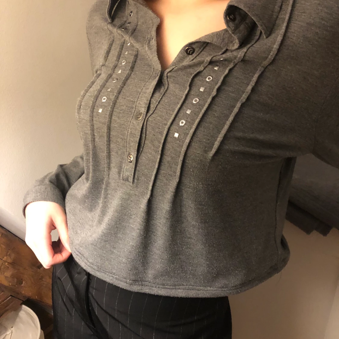 Grå blus med nitar - 90