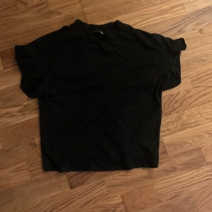 En tröja från lager 157 i s/xs - Denna fina tröja med världens finnaste ärmar🌝 det är ett extremt fint basplagg när man ska ha en tröja över🍀