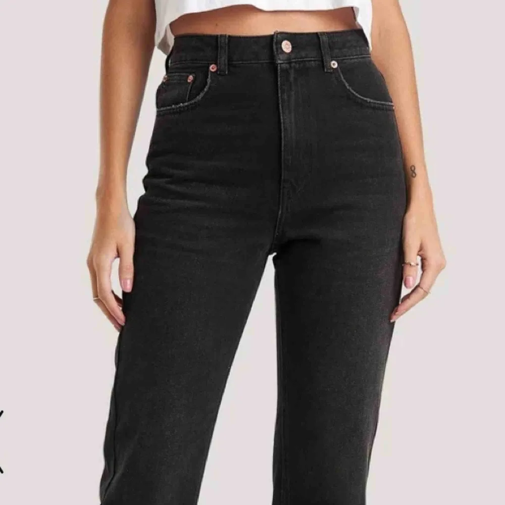 Säljer mina fina ”gråa/svarta” jeans från nakd! Storlek 36. Ej mina bilder men fråga gärna om egna💕💕💕Frakt tillkommer.. Jeans & Byxor.