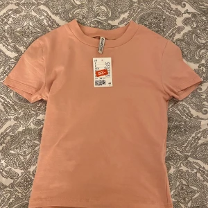 Rosa tröja  - Rosa tröja som är helt ny, endast provad! Säljer då den var för tajt för min smak, passar alltså en xxs ☺️ 