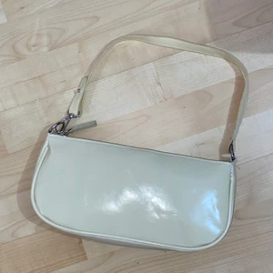 Beige baguette bag -  Trendigt axel/baguette väska på nyskick. Säljer pga färgen inte är min stil. Träffas i Stockholm eller fraktas (20)✨