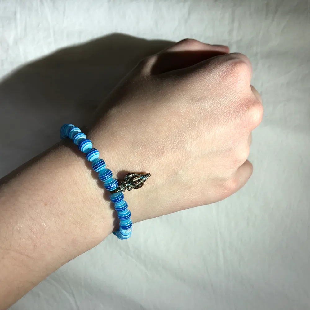 Nu säljer jag detta handgjorda armband. Tråden är elastisk så går att stretcha ut ganska mycket. 25 kr + frakt 💕💕Vill du designa ditt egna armband så är det bara att kontakta mig i pm och så kan vi komma överens om något🥰. Accessoarer.