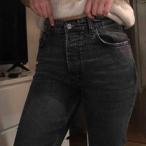 Karve jeans i urtvättad svart färg. Stretchiga i midjan och passar till både S samt M. Frakt står för köparen eller mötas upp i Växjö❣️