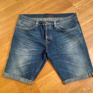Nudie jeansshorts ljusa (man) - Storlek W38 L32, men tight modell så passar även W36        Original pris 700kr