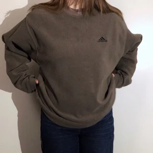 Adidas sweatshirt  - Snygg adidas sweatshirt i fleece-akttigt material. Mycket gott skick;) Buda i kommentarerna! Säljer vid bra bud:) Köparen står för frakt
