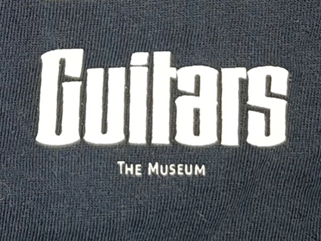 Cool t-shirt med PEACE text skrivet i akkord - 91