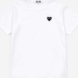 Vit cdg T-shirt med svart hjärta, storlek är m men den är väldigt liten så skulle säga att den passar en xs, börjar bli liiite nopprig i tyget 