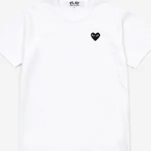 Vit cdg T-shirt med svart hjärta, storlek är m men den är väldigt liten så skulle säga att den passar en xs, börjar bli liiite nopprig i tyget 