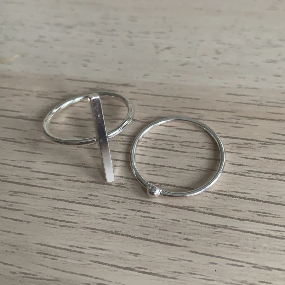 Säljer dom här två ringarna  - 90