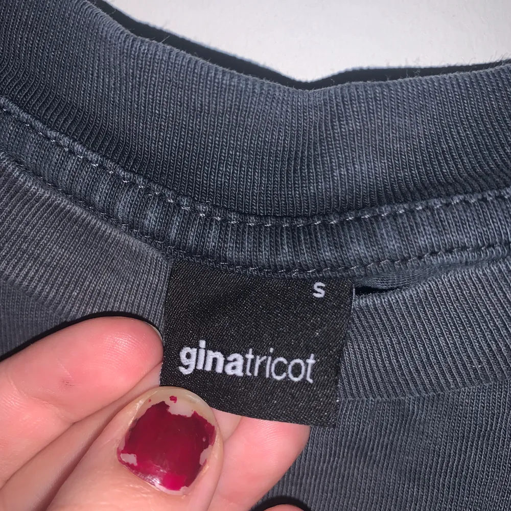  Grå T-shirt från Gina tricot med tryck i strl S. Säljer för att den inte kommer till användning, bra skick.. T-shirts.