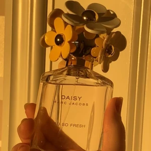 Marc Jacobs ’Eau so fresh’ parfym - Marc Jacobs ’Eau so fresh’ parfym 75ml. Knappt använd (se bild 3) köpt för ca 900kr. Kommer i orginalförpackning. (Frakten kostar 122kr sedan postnord uppdaterat fraktkostnad för paket 2021) Så priset; 500kr inkluderar frakt!✨