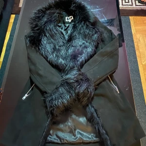 Svart päls jacka  - Storlek s 