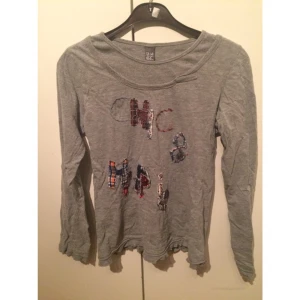  - Grå barn tröja ålder 13-14 år från Zara kids med text. 

OBS! Ska plagget fraktas betalar köparen den kostnaden