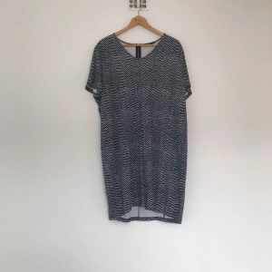  - Skön klänning i oversize! Blå och vit 