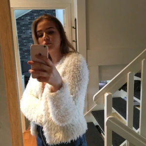  - Lurvig vit fakepäls från ginatricot, använd en gång, storleken är runt S/M men lite osäker då jag klippt bort lappen för den bara kliade.