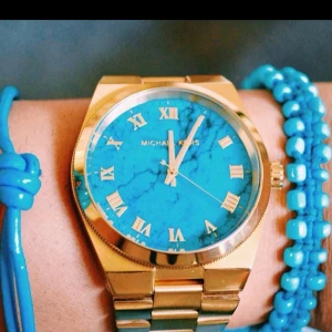  - Säljer min fina Michael kors klocka i modellen 5894 guld med blå marmor urtavla då jag inte inte har användning för den pga flytt! Endast använd ett fåtal gånger och är i suveränt skick! Klockan kommer med Michael kors box och äktahetskvitton. Inköpspris var 2500kr säljer för 1200kr, pris går att diskutera vid snabb affär! Kan både skickas eller hämtas upp i Stockholmsområdet! Skickar givetvis fler bilder om ni vill ha!