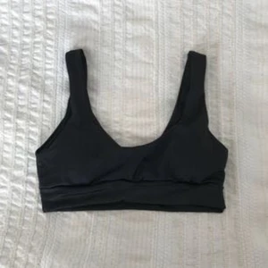  - En svart bikini-överdel säljes, oanvänd pga för stora axelband. Köptes på Zaful i somras och står att den är storlek S. Jag tycker dock att den passar både en XS och S, och A/B kupa. Den är fodrad och med uttagbara inlägg. Köparen står för frakt, betalning via bankkonto och swish. Upphämtning i Linköping går bra