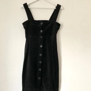  - Svart snickarklänning i sammet med knappar. Supergullig! Storlek: M men även S fungerar nog