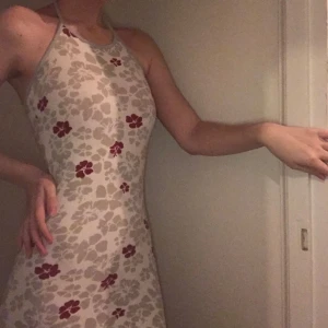  - Somrig och fin klänning. Den är hyfsat kort på mig som är 167 så en får dra ner klänningen ibland men annars funkar den prima!