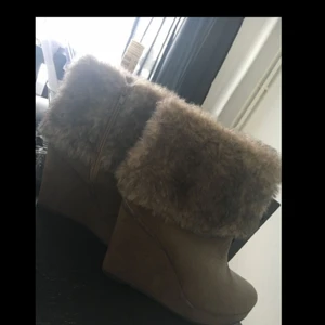  - Jättefina stövlar med hög klack och päls. Knappt använda.  Det är storlek 40 men passar även 39 då de är lite smala i skaftet. 