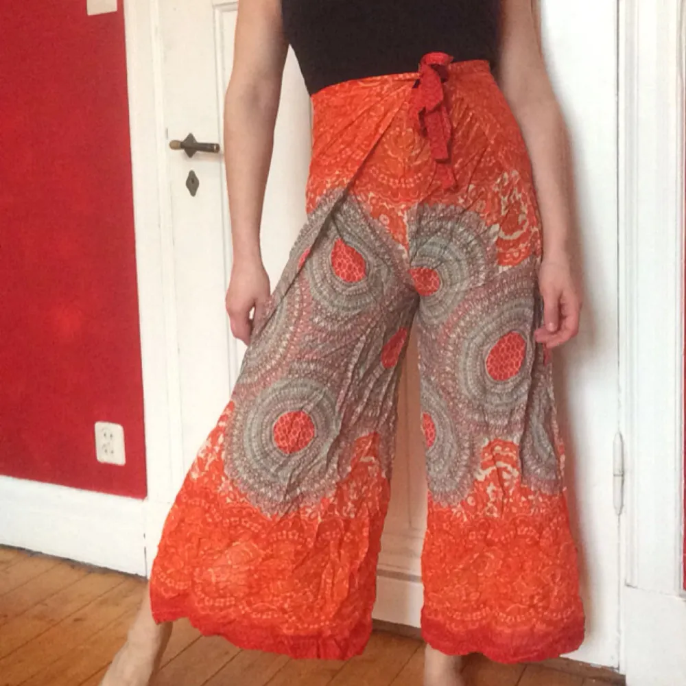 Otroligt snygga orangea byxor med rolig dubbelknytning och fin side cut högt upp på båda sidor. Frakt +20kr. Jeans & Byxor.