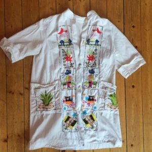  - Snygg jacka/kofta i vitt tyg med mexikanska broderingar. Frakt +40kr