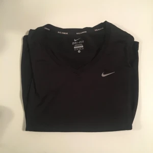  - En simpel nike t-shirt för träning, med passform! Storlek xs men sitter som s!