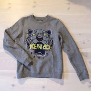 Grå tröja från Kenzo (den är äkta men har tyvärr inte kvar kvittot) Fint skick! Köparen står för frakten eller möts upp i Stockholm ✨