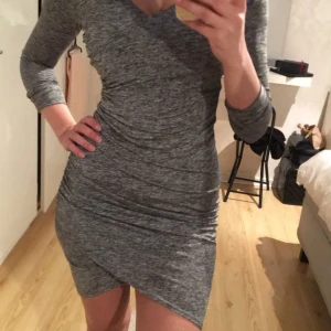  - Strech material . Jätte fin klänning och formar kroppen jätte snyggt