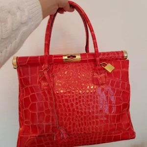  - Mycket fint skick både på insidan som utsidan, dock går det inte att stänga väskan därav låga priset. Pris kan diskuteras 