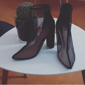  - Ass snygga nätklackar från boohoo, (köpta från nelly) endast används en gång inomhus. Passar perfekt för personer som vill ha ett par snygga skor som är bekväma att gå i. Dessutom utstrålar dessa snyggingar stil. ☺ Priset kan diskuteras ...