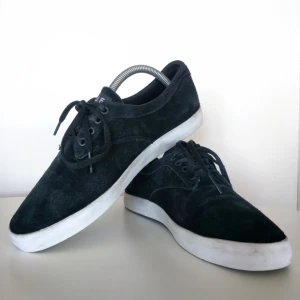  - Fri frakt! 👟 Sko från Huf i svart mocka. Den passar inte min fot så endast använd ett fåtal gånger. 