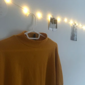  - Tröja i jättefin gul färg! (Har en likadan militärgrön också om någon är intresserad) Gillar den men har inte använt den på väldigt länge så d var dags att rensa!   Möts upp i Stockholm (eller Järfälla) står inte för frakt