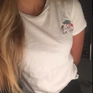  - En T-shirt från Monki. Använd en gång. 