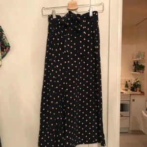  - Prickiga culottebyxor från zara med knyt i midjan. Möts upp i Sthlm eller skickar mot fraktkostnad. 