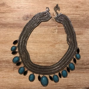  - Superfint halsband från indiska ⭐️ Inköpt för två somrar sedan för 200kr. Halsbandet är i fint skick och har använts sparsamt.