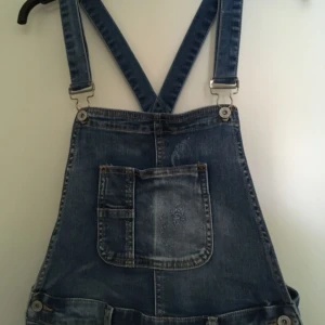  - Slutna hängselbyxor! Går att justera banden. Kommer tyvärr inte till användning. Frakt tilkommer