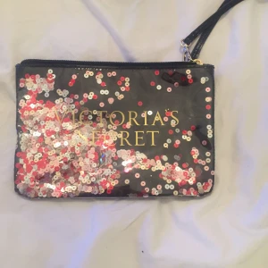  - En sminkväska från Victorias Secret i London! Aldrig använd! Kostar 150kr frakt ingår!