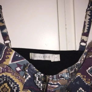  - Magtröja från Mink Pink. Mönstrad i partier och med dragkedja fram. Strl S.