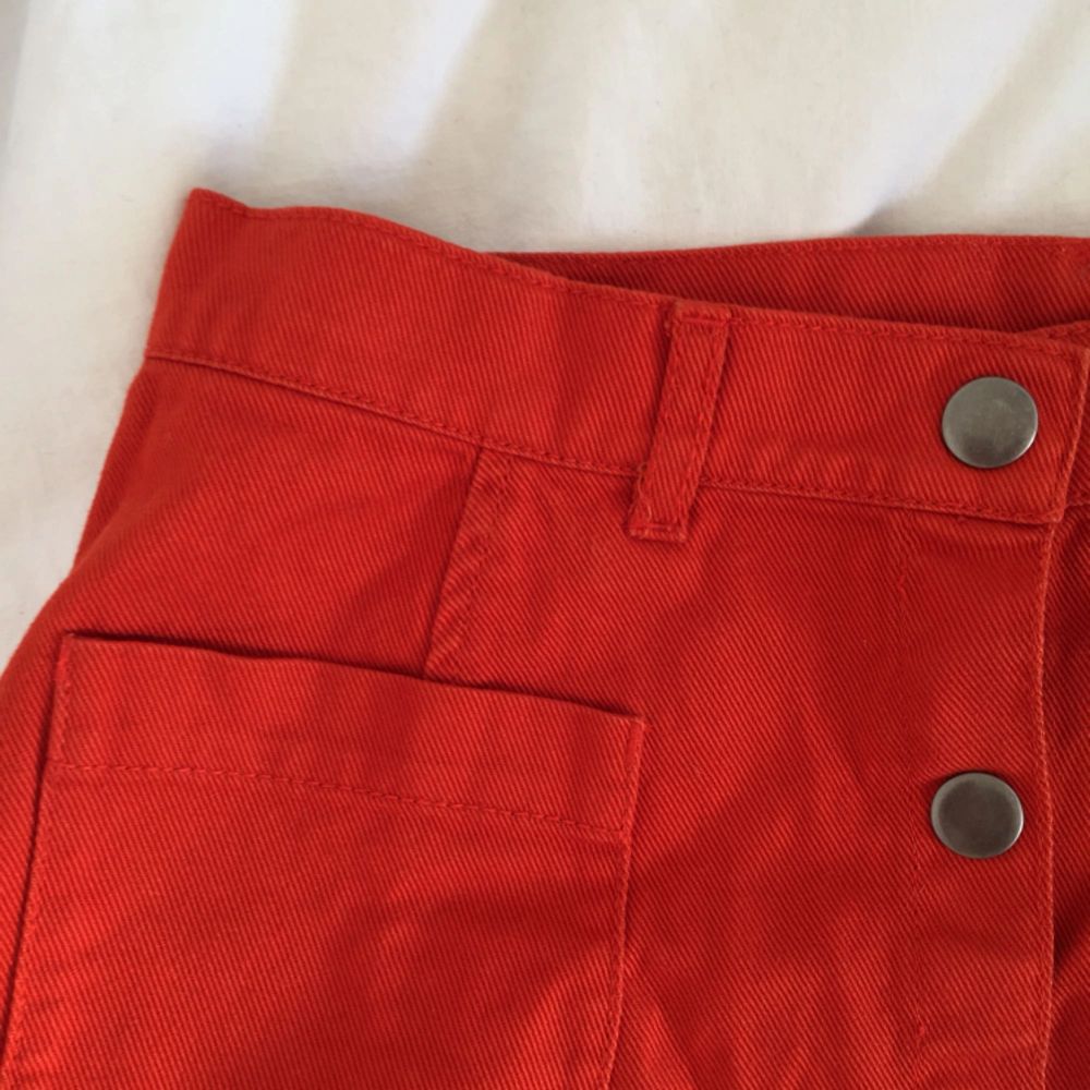 A new Monki skirt. Never worn, in a great condition. Fits with everything and in a nice red color 🎈. Kjolar.