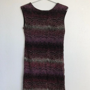  - Klänning med ett djup i ryggen. Vet ej märke då jag har klippt av lappen.  Bra skick!  Kan mötas upp eller skicka med post. Köper betalar frakt