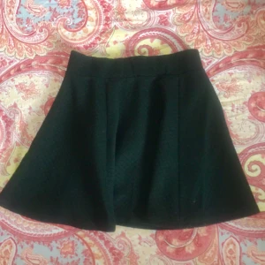  - Svart skater kjol k fint skick. Köparen står för frakten 