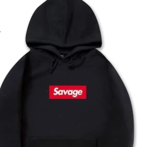  - En fin hoodie med texten SAVAGE, väldigt fin använd ba två ggr för den är för stor för mig😩