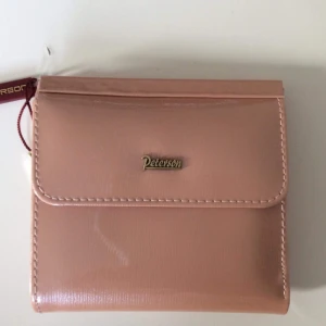  - Små, elegant, kompakt plånbok, gjord av utmärkt kvalitetsläder. Handgjord och polerad.