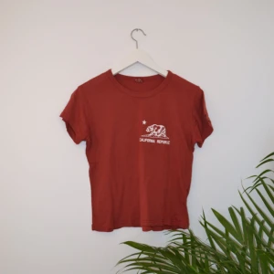  - Croptop från Brandy Melville, förtjänar någon som ger den lite mer kärlek än vad jag gör. Tyget är jätteskönt och luftigt, perfekt för sommaren!  Kan mötas upp i Norrköping, annars står köparen för frakten.  Om du har några frågor är det bara att skriva! 