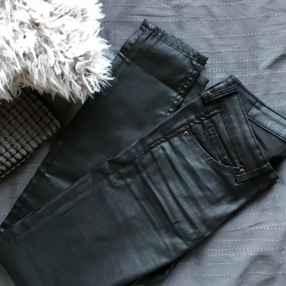 Heeelt oanvända jeans som behöver få en ny ägare då de var för små för mig! 🤪 De är ”coated” så de ger en lite skinnliknande effekt, eller bara perfekt för festligheter 🎉  Lågmidjade! (Strl 25/30) Köparen står för frakt 👏🏼. Jeans & Byxor.