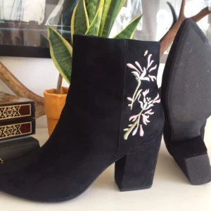  - Boots med broderade blommor. Superfina! Passar dock inte mina fötter. Köpta på Tradera, men aldrig använda. Köparen står för frakten.