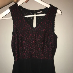  - Söt top med svart spets och röd backgrund. (bara svart spets i ryggen